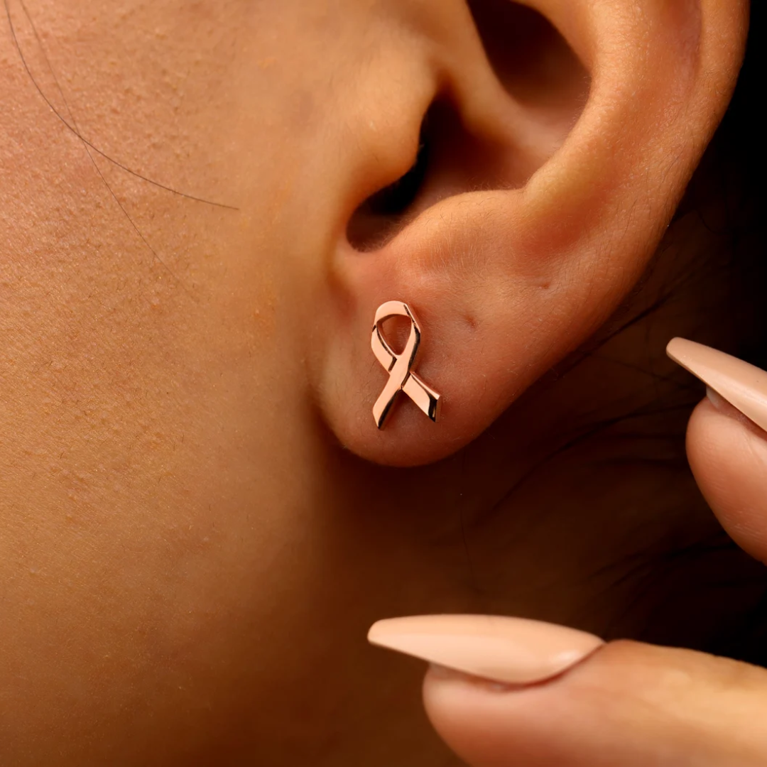 Sara Ribbon Stud Earrings | Støt brystkræft